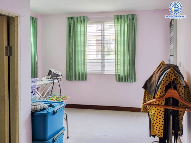 *****บ้านเดี่ยวมือสอง นนทบุรี หมู่บ้าน ชวนชมพาร์ค2 บางกรวย-ไทรน้อย หลังมุม เนื้อที่ 79.3 ตร.ว. ฟังก์ชัน 5 ห้องนอน 4 ห้องน้ำ ที่จอดรถ 2 คัน พื้นที่ใช้สอยกว้างขวาง ภายในตกแต่งสวยเหมือนใหม่ สิ่งอำนวยความสะดวกครบครัน เดินทางสะดวกทำเลติดถนนใหญ่  เชื่อมต่อถนนบางกรวย-ไทรน้อย, ถนนกาญจนาภิเษก, ถนนชัยพฤกษ์